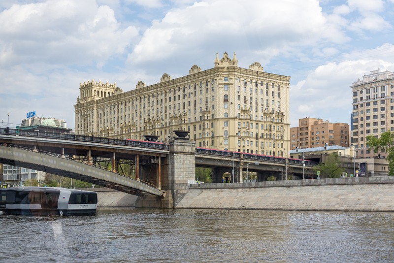 Фото - Экскурсия: "От последней деревни до Сити: экскурсия по Москве с поездкой на электросудне «Синичка»"